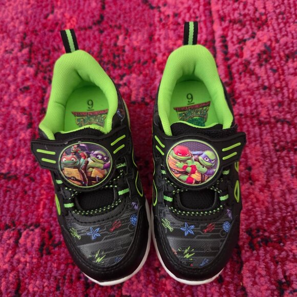 Teenage Mutant Ninja Turltles Mutant Mayhem Light up Sneakers - Picture 1 of 3